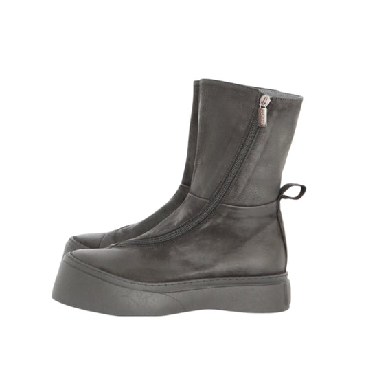 Lofina støvle med skrå lynlås, sort 6430