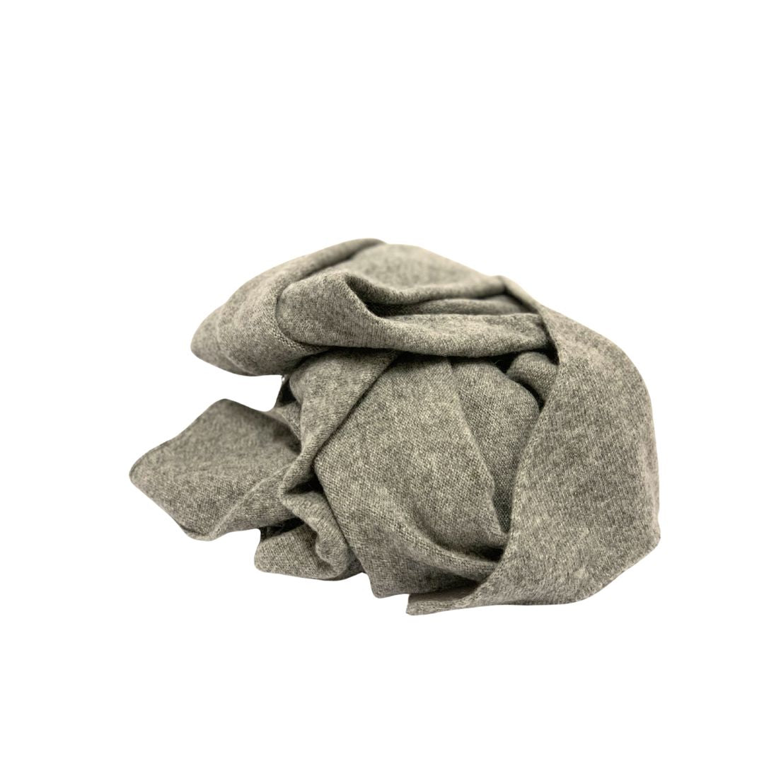 Trekantet tørklæde i 100% cashmere, lysegrå
