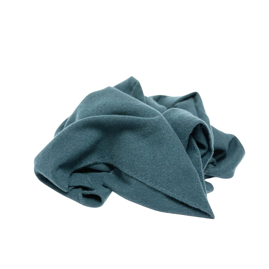 Trekantet tørklæde i 100% cashmere, petroleumsblå